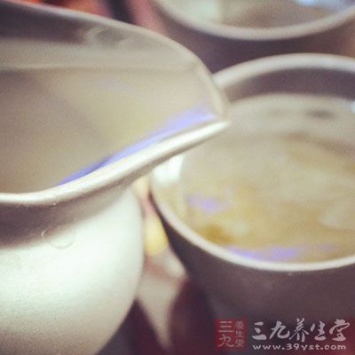 將金銀花、菊花、茉莉花放入茶杯中,用沸水沖泡 將金銀花、菊花、茉莉花放入茶杯中,用沸水沖泡