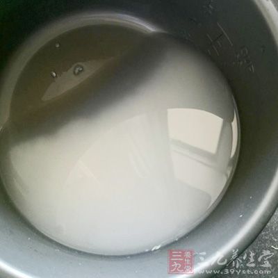 首先將米洗淨 首先將米洗淨