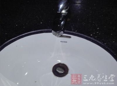 把肺上的氣管對著水龍頭進行沖洗 把肺上的氣管對著水龍頭進行沖洗
