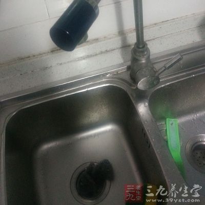 將鮮羊肝、肚、心、脊骨、肺用清水泡淨血水 將鮮羊肝、肚、心、脊骨、肺用清水泡淨血水