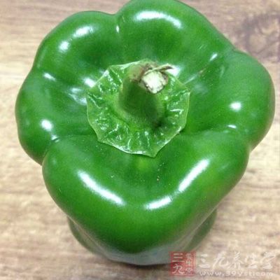 放入青椒炒勻 放入青椒炒勻