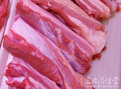 然後將肉放入鑄鐵鍋，加水至8分滿，加入生抽