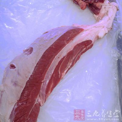 帶皮五花肉洗淨，除去肉皮上的殘毛，放入鍋內