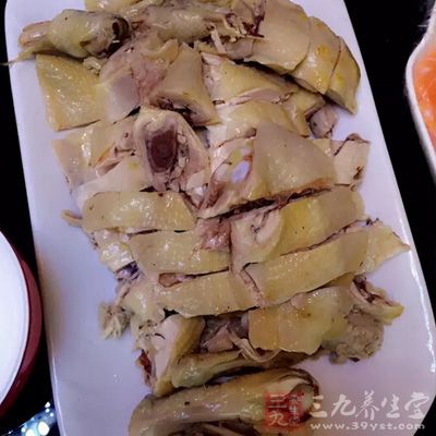 將鴨子洗淨後剁成小塊 將鴨子洗淨後剁成小塊