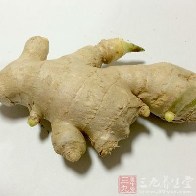 生姜去皮，切兩片