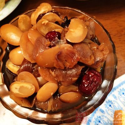 紅棗去核，豬骨剁幾塊川燙