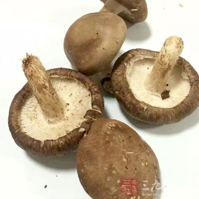 雞蛋兩個,一小塊瘦肉,青辣椒,紅辣椒,鹽,蔥,生抽,澱粉,食用油 雞蛋兩個,一小塊瘦肉,青辣椒,紅辣椒,鹽,蔥,生抽,澱粉,食用油