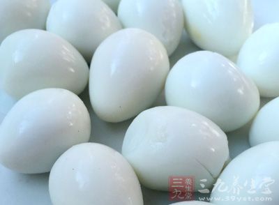 鹌鹑蛋1個，火腿5克，魚丸和豬肉丸各1個