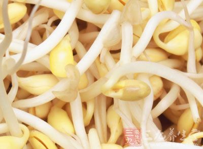 大的饅頭一個，黃豆芽半碗切碎