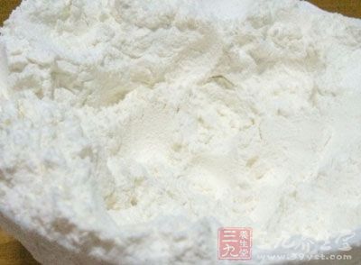 1磅半意大利辣香腸，面粉少許