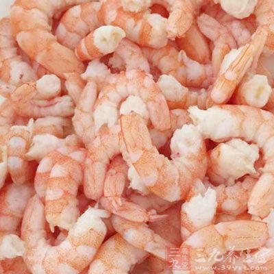 將蝦仁、豬肥膘肉一齊剁成細泥，裝入碗中