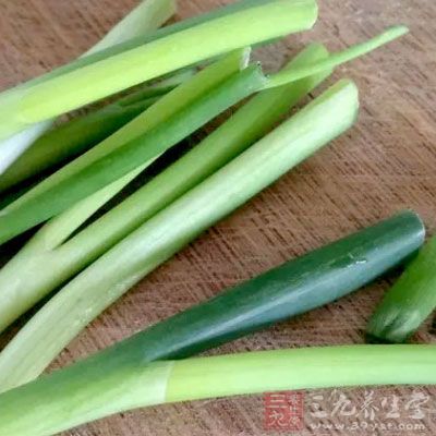 瘦精肉250克，雞蛋清1個，面粉250克，紅蘿卜適量，蔥適量，荸荠適量