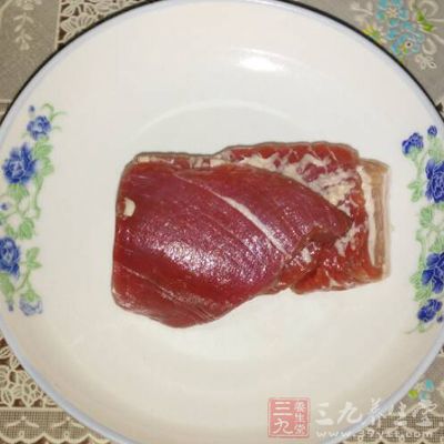 豬肉洗淨切塊，焯一下撈出