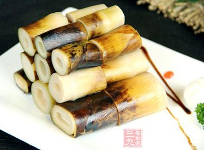 春筍去殼，取嫩莖部分切滾刀塊;排骨洗淨後瀝干水份，備用