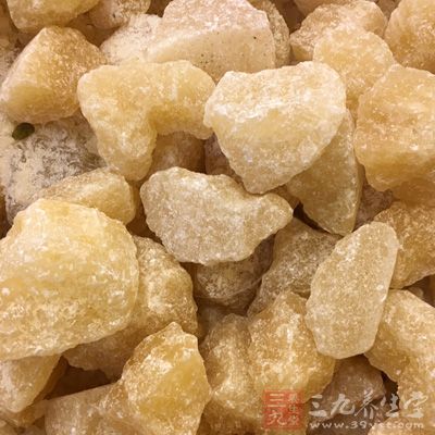 待冰糖完全融化，出現褐色時用鏟子輕輕攪動