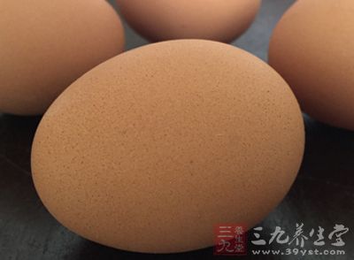 加入精鹽、料酒、味精、雞蛋清拌勻 加入精鹽、料酒、味精、雞蛋清拌勻
