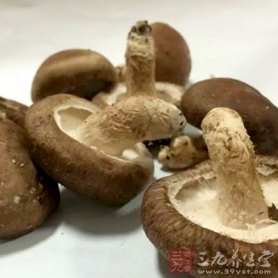 香菇洗淨,用水泡軟,備用 香菇洗淨,用水泡軟,備用