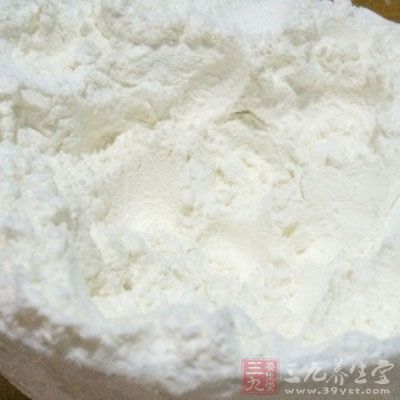 將低筋面粉放入盆中，紅糖用水化開，將紅糖水倒入盆中和面粉混和