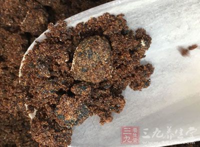 面粉100克，玉米澱粉50克，泡打粉5克，紅糖少許，清水100克
