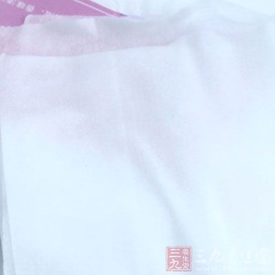 用白紙將切好的糕塊包好，置於潔淨的木桶中保溫12小時