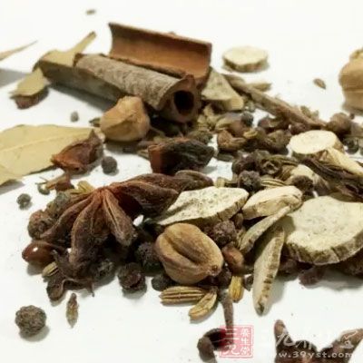 辣椒面，花椒面，八角一個，芝麻少許，油