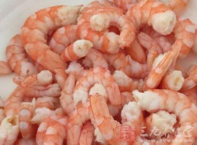 蝦1斤、姜3片、蔥1根、鹽1小勺、生抽1小勺、料酒1勺、白糖半勺、植物油適量