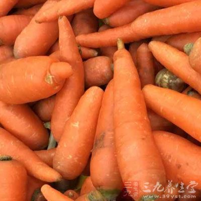 起鍋熱油爆香蔥姜,煸炒白菜、胡蘿卜和木耳片刻 起鍋熱油爆香蔥姜,煸炒白菜、胡蘿卜和木耳片刻