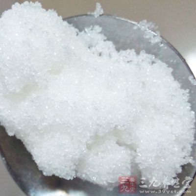 糖漬，一層冬瓜塊一層白糖鋪好。冷藏2~3天