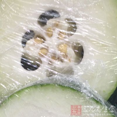 先把冬瓜去皮去囊，切成0.5厘米厚，0.5厘米寬，7-8厘米長的條狀
