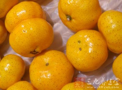 金桔餅是一種頗具特色的食品，是用帶桔皮的金桔加工而成的天然食品