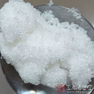 再加白糖500克，裝入瓷罐備用