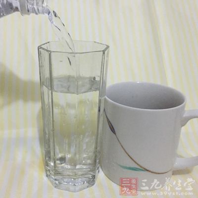 倒入清水,揉成面團 倒入清水,揉成面團