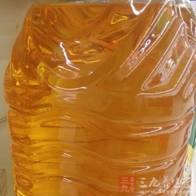 切好後手上倒一些無味的菜油在切好的糖裡一頓抓啊抓