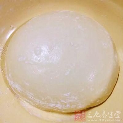 放適量水和成面團