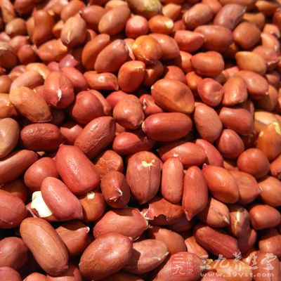 黃油30克，棉花糖100克，抹茶粉3克，奶粉65克，熟花生100克