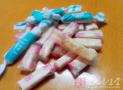 花生牛軋糖一說是在1441年在在意大利克雷莫納發明的
