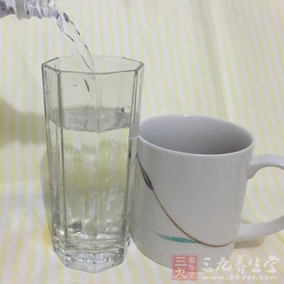 將甜味成分加少許調味料跟色素一起溶解在很少量的水中 將甜味成分加少許調味料跟色素一起溶解在很少量的水中