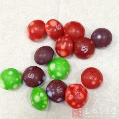 跳跳糖是在糖裡邊加入了壓縮的二氧化碳(也許加別的對人不好) 跳跳糖是在糖裡邊加入了壓縮的二氧化碳(也許加別的對人不好)