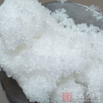 C中的糖和水放到鍋裡，小火煮至118度