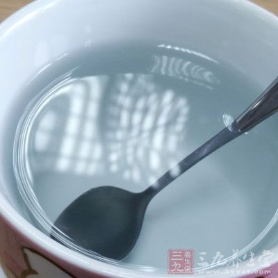 另取一個碗加入水饴50g，水120cc，砂糖150g，攪拌均勻