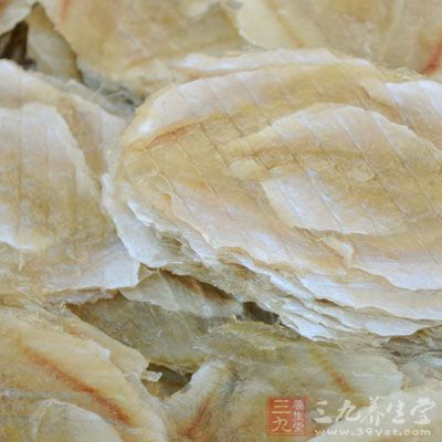 鮑魚屬軟體動物中的腹足類，單殼，生活於低潮線下的淺海