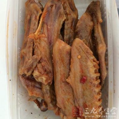 鴨肉性寒、味甘、鹹，歸脾、胃、肺、腎經