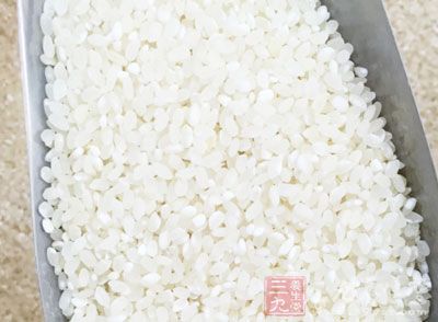 大米100克，墨魚仔7只，洋蔥50克，青、紅椒各1個