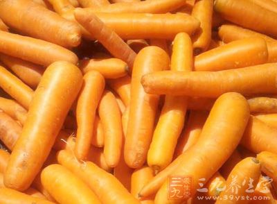雞肉100克，胡蘿卜150克