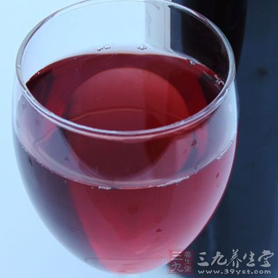 雞脯肉180g，紅酒20g，圓蔥碎l0g