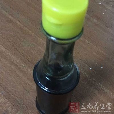 在鐵炒鍋裡鋪入海鹽，這時把少量的花生油和香油的混合油
