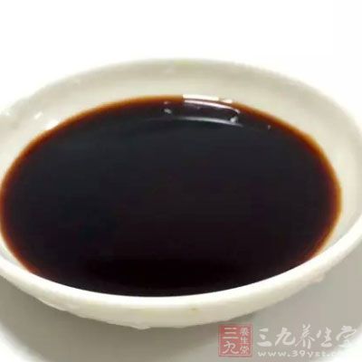 料酒、醬油、白糖、雞精、芝麻油，三黃雞、香菜、蔥、姜