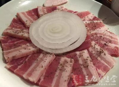 將五花肉和後尖肉洗淨，切塊