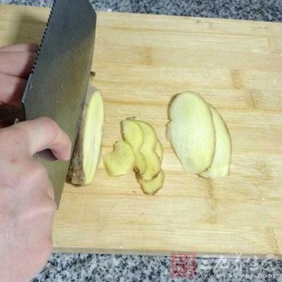 把生姜切絲干炒香後加一碗水