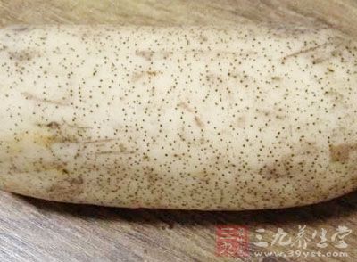 藕洗干淨，刮皮，切丁，在沸水裡焯一下，濾掉澱粉